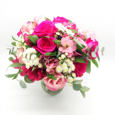 QUARZO ROSA: rose rosa, alstromelia e santini bianchi