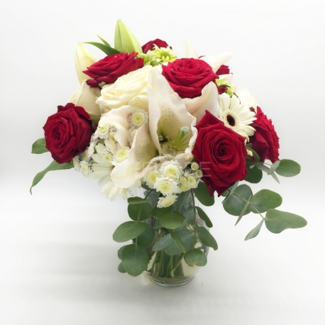 NOTE MUSICALI: rose rosse e bianche , gerbere e gigli bianchi