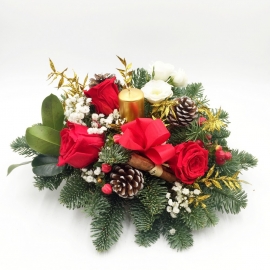 ROSSO SCINTILLANTE: centrotavola con rose rosse, pigne e iperico