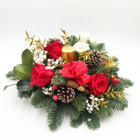 ROSSO SCINTILLANTE: centrotavola con rose rosse, pigne e iperico