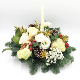 PALLA DI NEVE: centrotavola con rose bianche, pigne e iperico