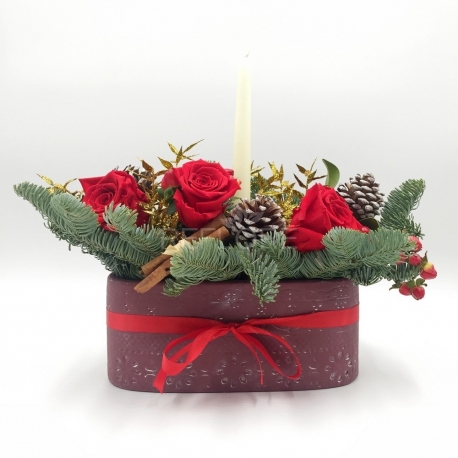 NATALE PREZIOSO: centrotavola con base in ceramica, rose rosse, pigne e iperico