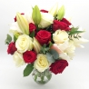 UNIONE DI INTENTI: rose rosse, rose e gigli bianchi