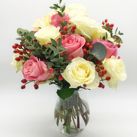 SINONIMO DI BELLEZZA: rose rosa e bianche con bacche