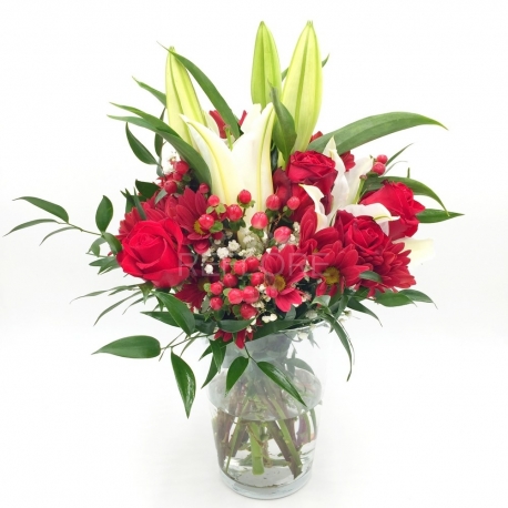 ROSSO FUOCO: rose rosse, margherite, iperico e lilium