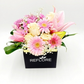 BOX NERO ZUCCHERO FILATO: rose, gerbere e fiori sui toni del rosa