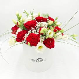 CAPPELLIERA BIANCA FRAGOLE CON PANNA: rose rosse e lisianthus bianchi