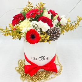 CAPPELLIERA BIANCA PIGNA BRINATA: rose rosse e bianche, gerbere, bacche e oro