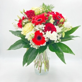 RIVERBERO ROSSO: bouquet di rose bianche e rosse, gerbere e bacche