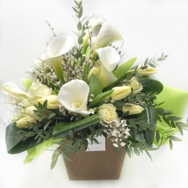 LUCE: bouquet fresh bianco con calle e fiori di stagione