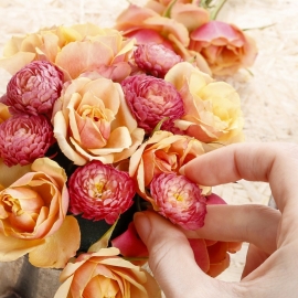 BOUQUET A SORPRESA GIALLO E ARANCIO: fiori di stagione sui toni giallo e arancio a scelta del fiorista