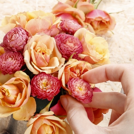 BOUQUET A SORPRESA GIALLO E ARANCIO: fiori di stagione sui toni del giallo e arancio a scelta del fiorista