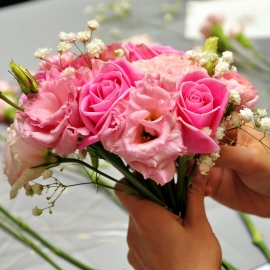 BOUQUET A SORPRESA ROSA: fiori di stagione sui toni del rosa a scelta del fiorista