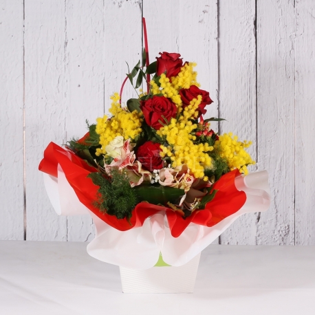 Bouquet con mimosa rose e orchidea