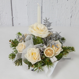 CENTRO TAVOLA DI NATALE BIANCO CON FIORI FRESCHI E CANDELE