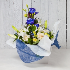 BOUQUET BLU CON ROSE E GIGLI