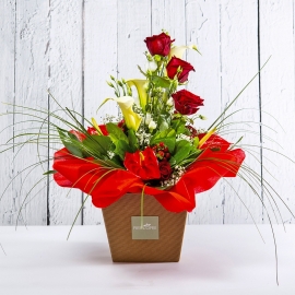 REGINA: bouquet fresh rosso con rose, calle e fiori misti di stagione