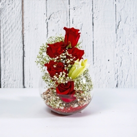 LOLA: composizione di rose e gigli in sfera di vetro